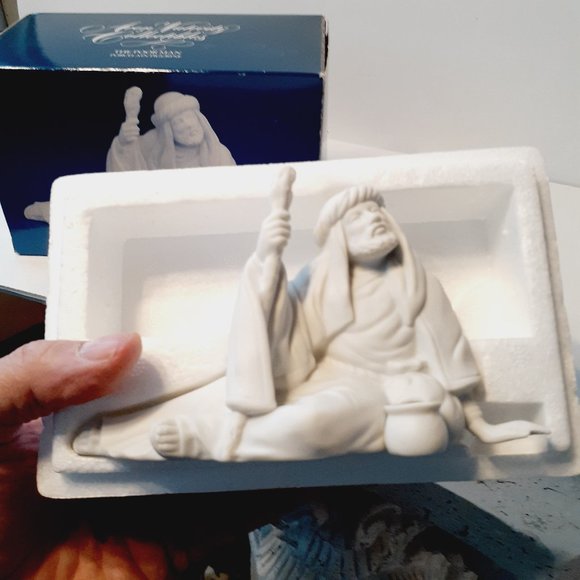 Avon Nativity Collectibles THE POOR MAN White Porcelain Bisque Figurine 1990 - Picture 6 of 14